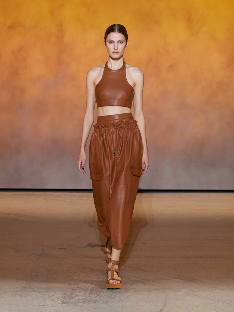 The latest color from the Hermes Spring/Summer 2022 collection! Comfortable  brown Chai is now in stock.