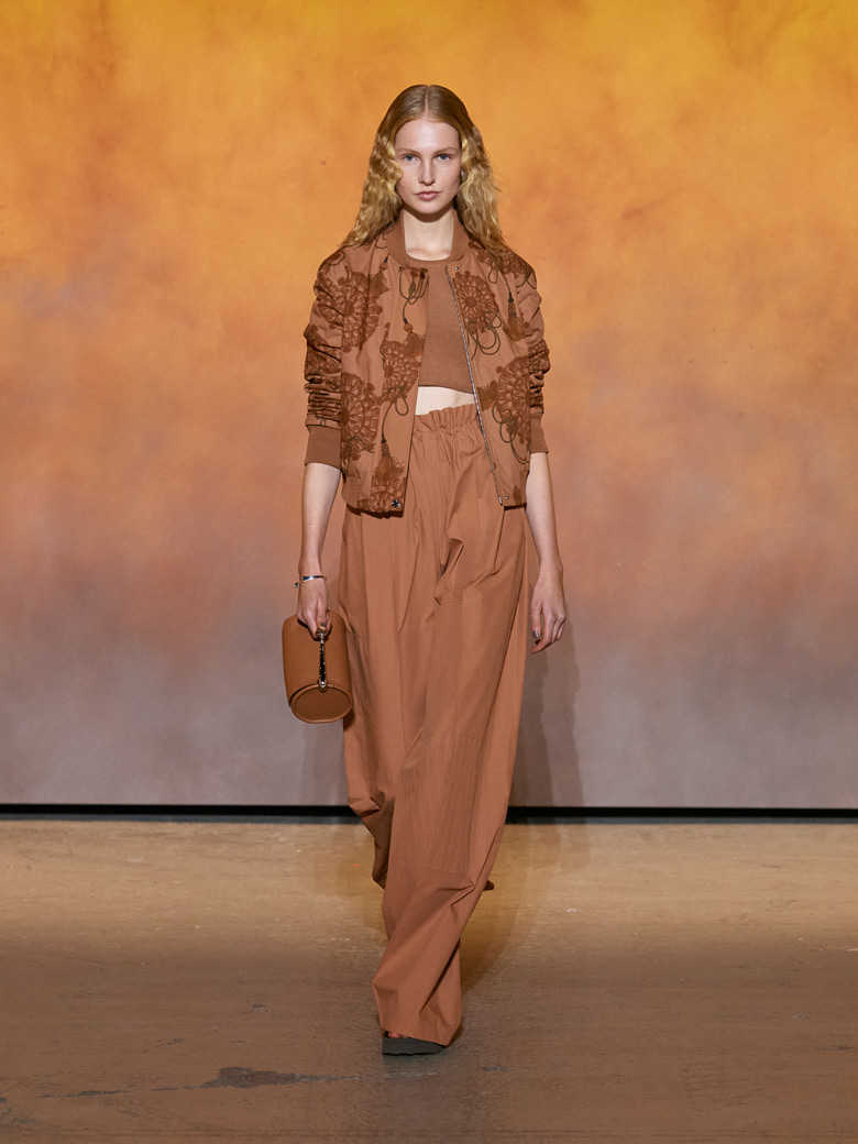 The latest color from the Hermes Spring/Summer 2022 collection! Comfortable  brown Chai is now in stock.