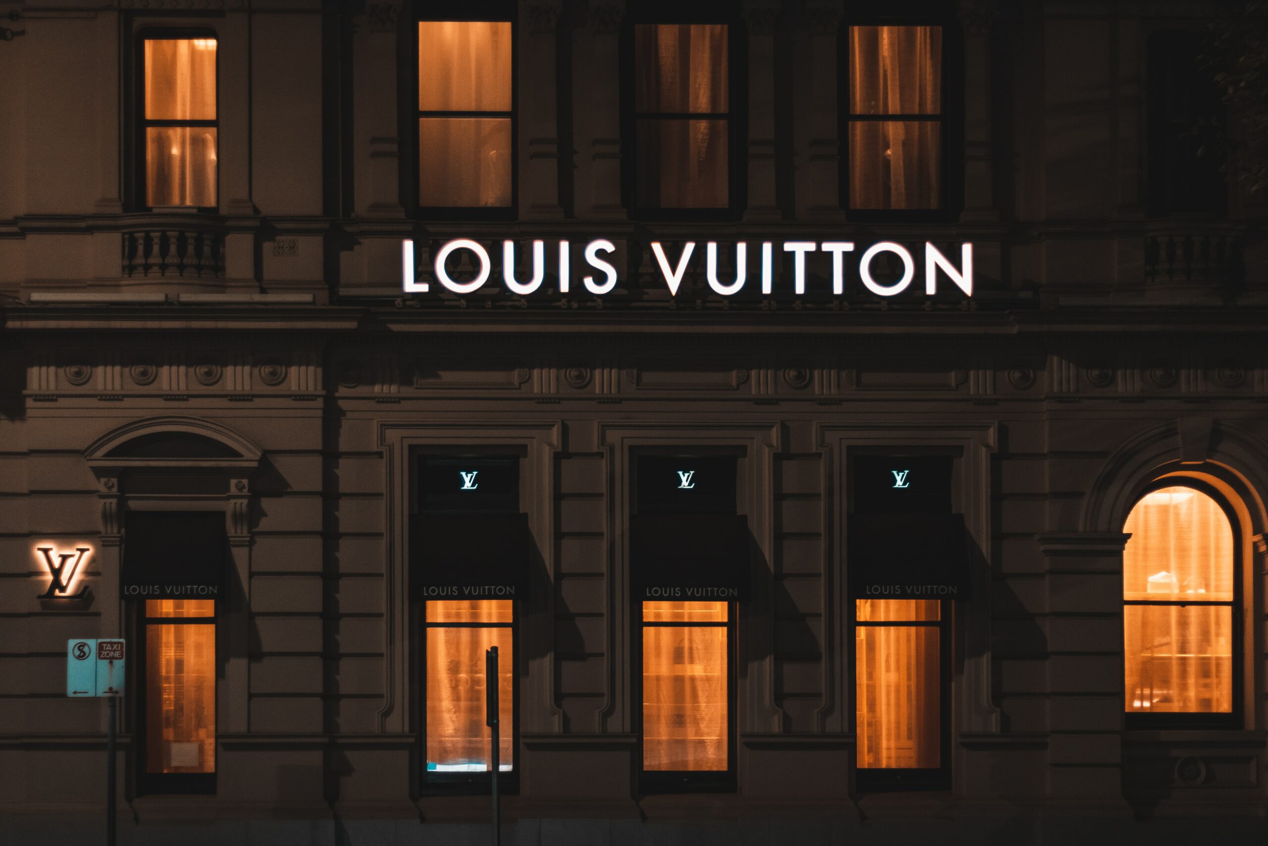 In LVoe with Louis Vuitton: Louis Vuitton Windows